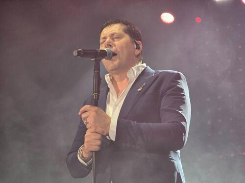 Aco Pejović zabavljao Zeničane: Noć emocija i hitova u ispunjenoj dvorani
