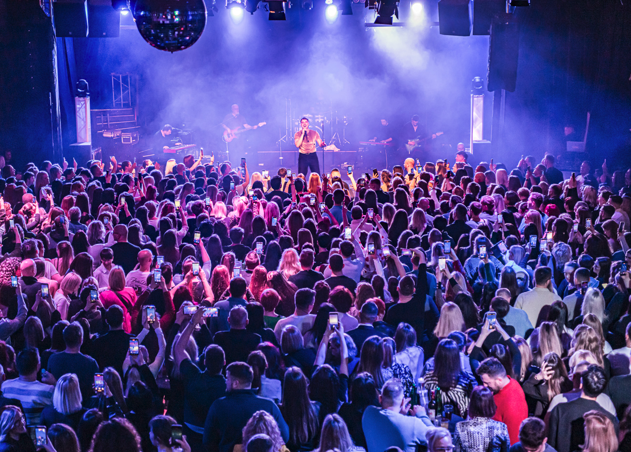 Adi Šoše oduševio Maribor: Prepuna dvorana pjevala uglas