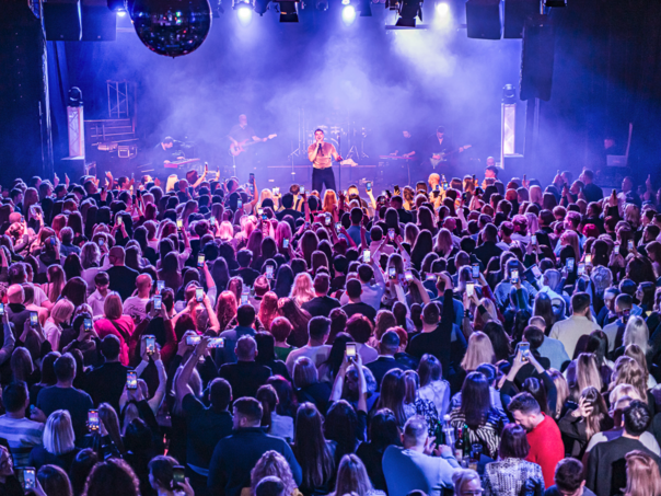 Adi Šoše oduševio Maribor: Prepuna dvorana pjevala uglas