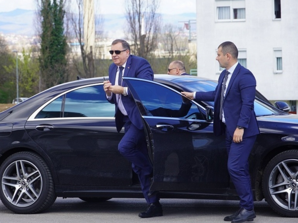 Advokat traži Mercedes i salu za kartanje: “Ako može Dodik, mogu i ja”