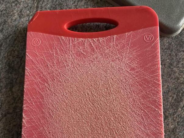 Ako imate plastičnu dasku za sječenje odmah je bacite