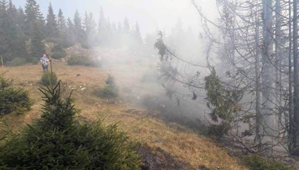 Aktivna dva požara u Bosanskom Grahovu, šire se prema Drvaru i Hrvatskoj