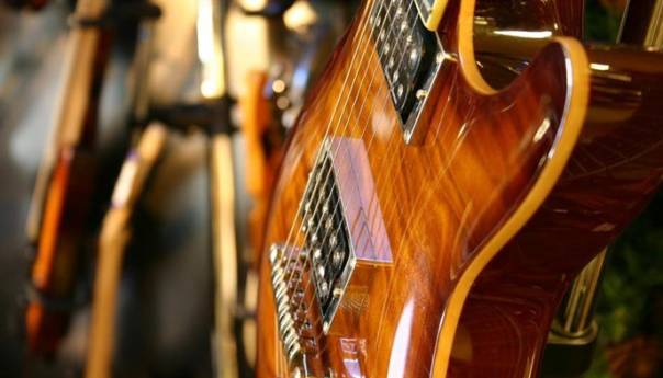 Akustična gitara Kurta Cobaina mogla bi biti prodana za više od milion dolara