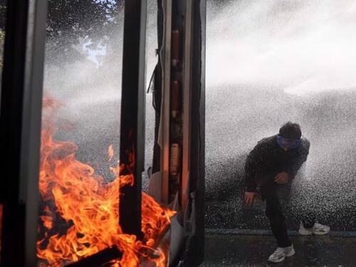 Albanija na nogama: Demonstranti napali institucije, policija uzvratila suzavcem
