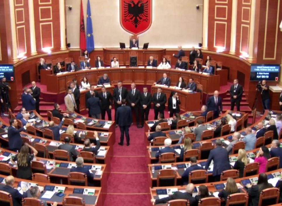 Albanski parlament počeo sa tenzijama, opozicija blokira govornicu