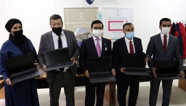 Ambasada Saudijske Arabije donirala 15 laptopa OŠ 'Fatima Gunić'