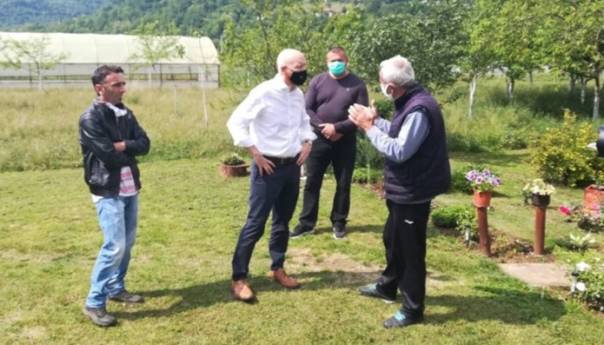 Ambasador Field uručio pakete starijim osobama u općinama Foča u FBiH i RS