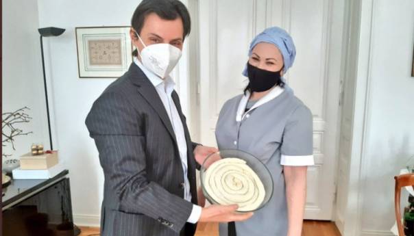 Ambasador Italije u BiH učio da pravi pitu