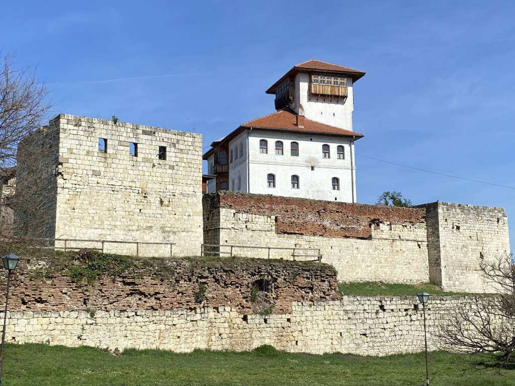 Američka ambasada podržala obnovu fasade Kule Zmaja od Bosne sa 218.000 dolara