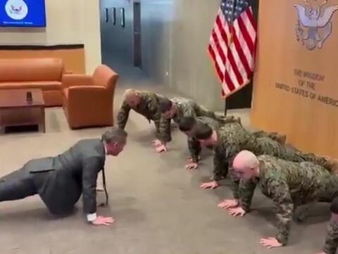 Američki ambasador samouvjereno radio sklekove s marincima