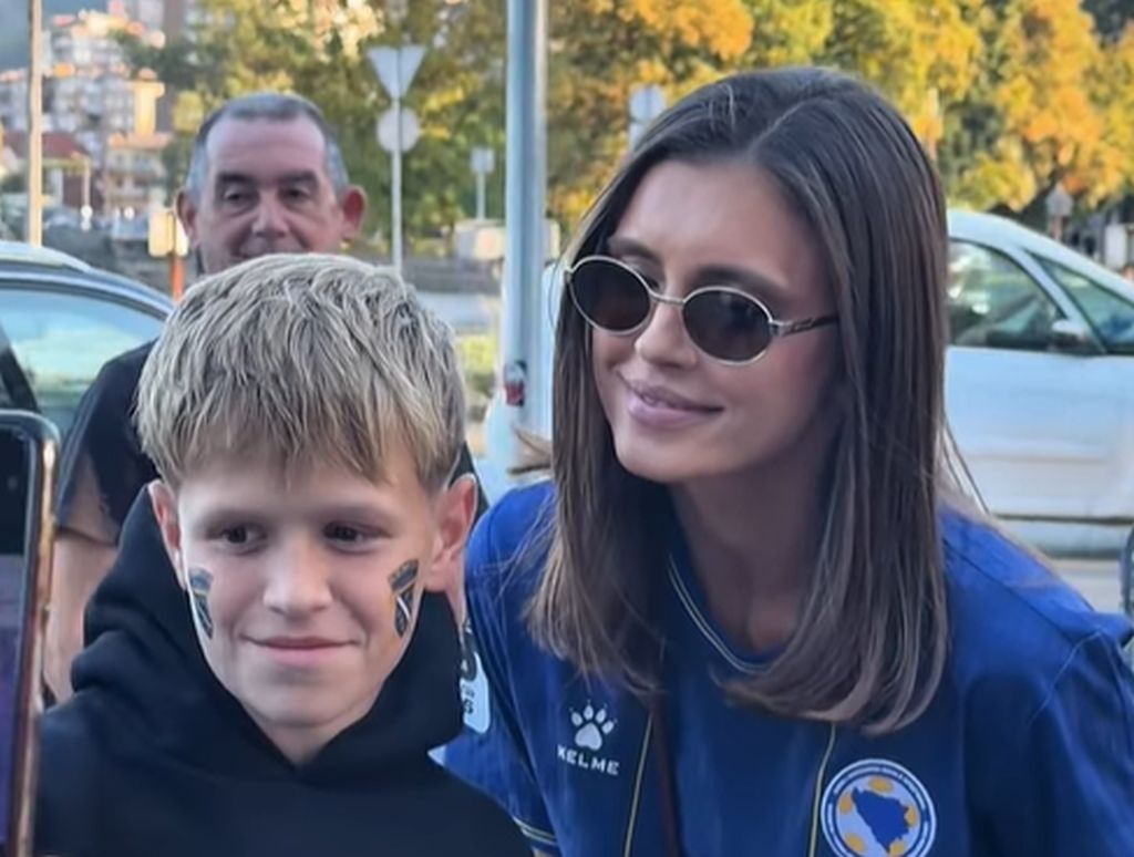 Amra Džeko sa djecom i porodicom stigla u Zenicu, rijeke navijača na ulicama