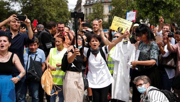 Antivakseri i protivnici zabrana sukobili se s policijom u Parizu