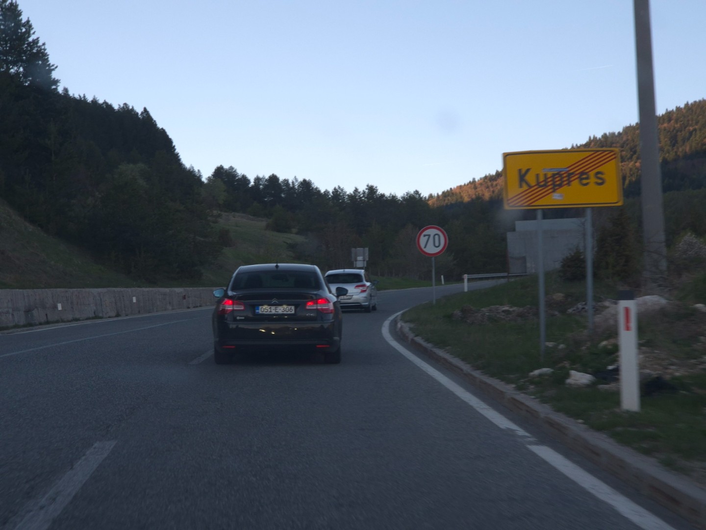 Apel vozačima: Ceste su mokre, vozite oprezno