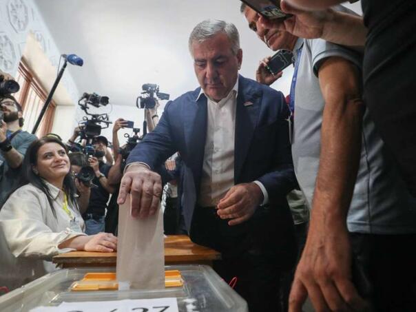 Armenci glasaju na izborima koji se pomno prate u Rusiji i Evropskoj uniji