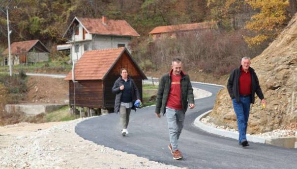 Asfaltiran put u srebreničkom naselju Tokoljaci