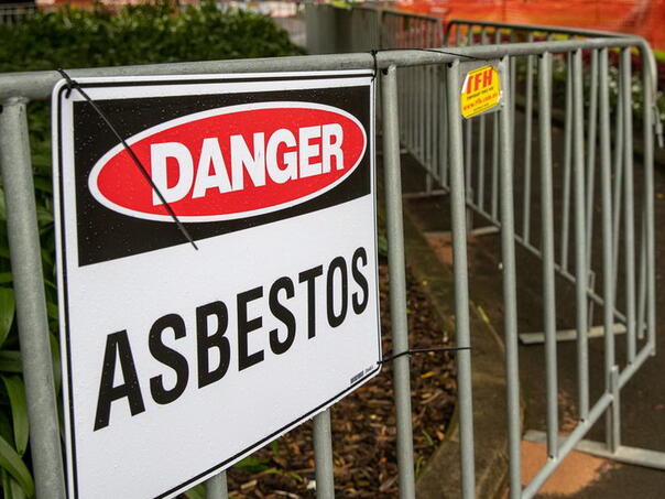 Australija privremeno zatvara 69 škola: Tragovi azbesta otkriveni u obojenom pijesku za igru