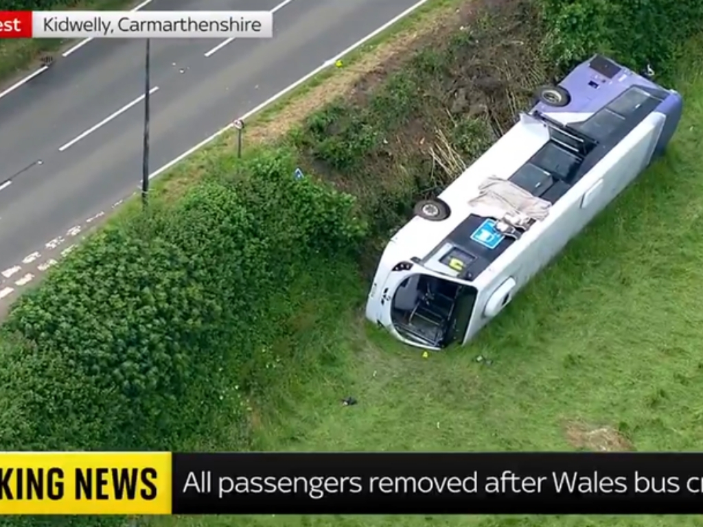 Autobus sletio s ceste u Walesu, šest osoba hospitalizirano