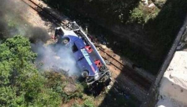 Autobus sletio sa nadvožnjaka i pao na prugu, najmanje 10 žrtava