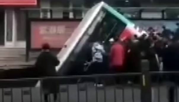 Autobus u Kini upao u ogromnu rupu u cesti, najmanje šest poginulih