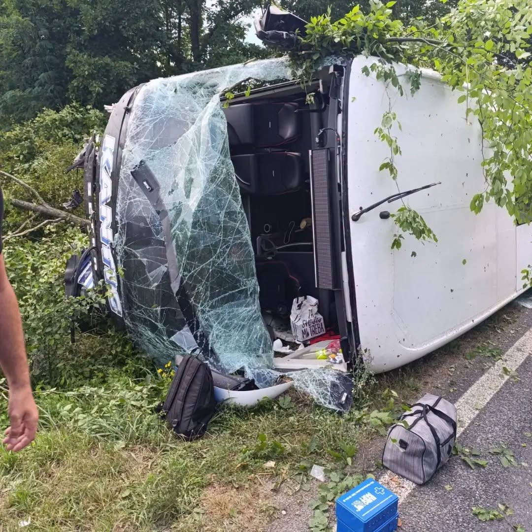Autobus završio u kanalu: Objavljene fotografije sudara kod Prijedora