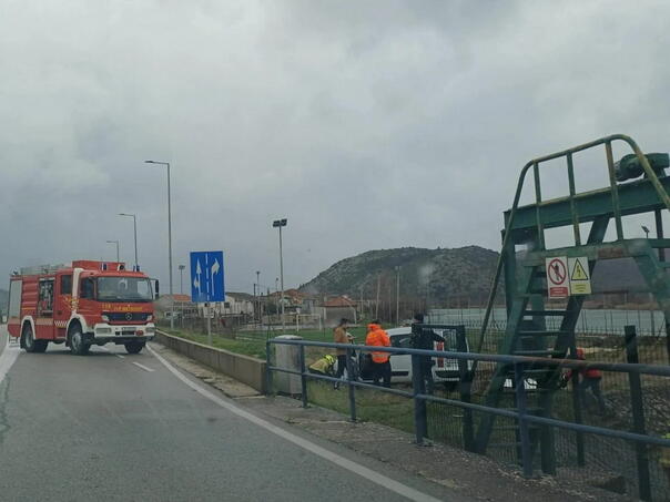 Autom sletio u Neretvu i poginuo