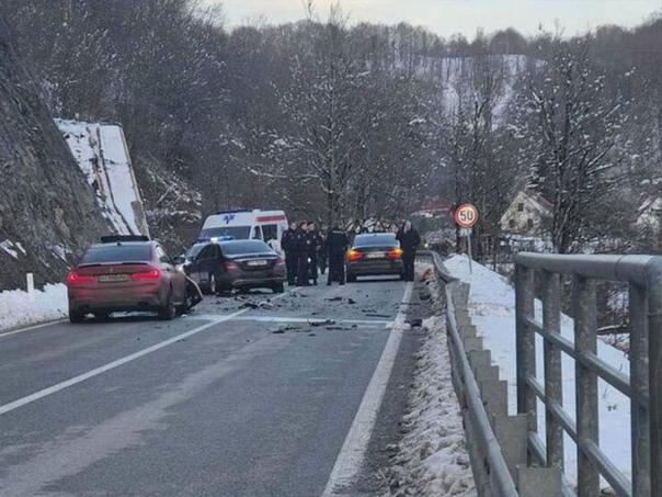 Automobil iz pratnje premijera Crne Gore sletjelo s puta nakon sudara