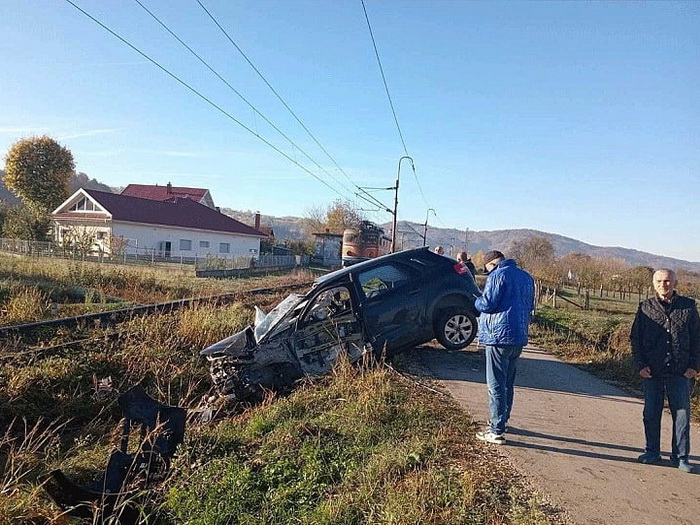 Automobil podletio pod lokomotivu Željeznica RS