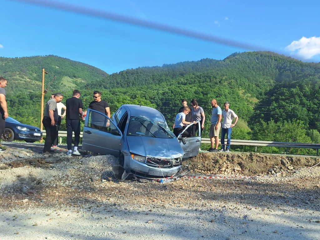 Automobil se prevrnuo kod Žepča, povrijeđeni prebačeni u Dom zdravlja