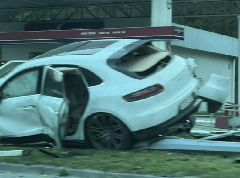 Automobil se zabio u benzinsku pumpu