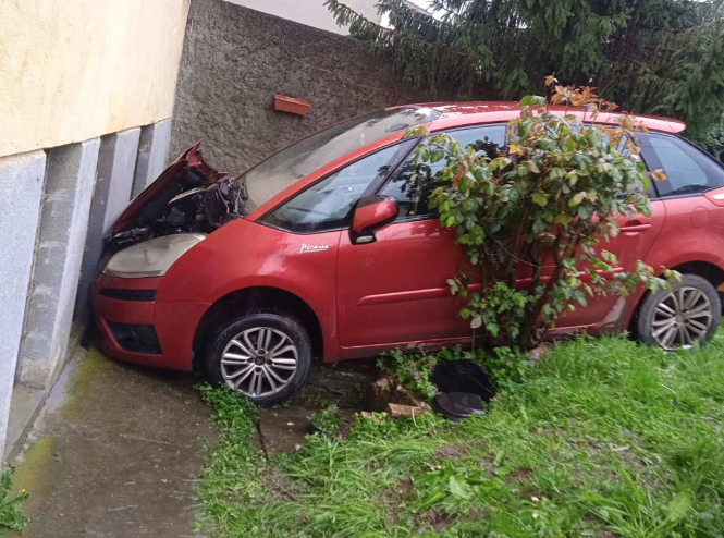 Automobil udario u kuću u Banjaluci, izvlačili ga vatrogasci