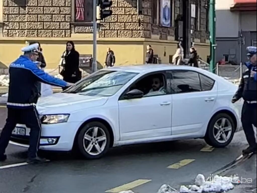 Autom krenuo ka demonstrantima, spriječila ga policija!