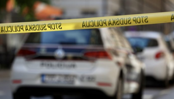 Automobilom porušio stubiće na trotoaru i skoro uletio u obližnji kafić