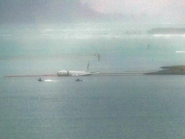 Avion američkih marinaca promašio pistu i upao u zaliv