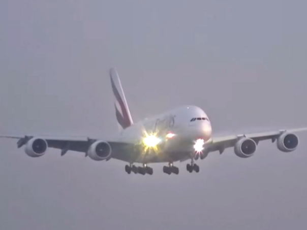 Avion Emiratesa kružio 90 minuta iznad Londona