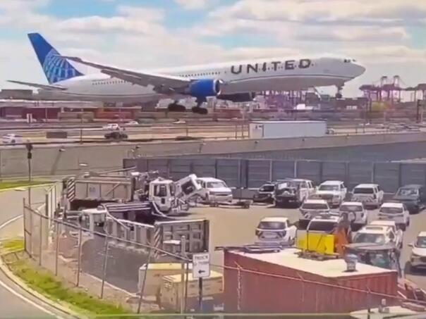 Avion United Airlinesa udario u kamion tokom slijetanja u Newarku