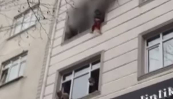 Bacila djecu kroz prozor da ih spasi od požara, prolaznici ih hvatali