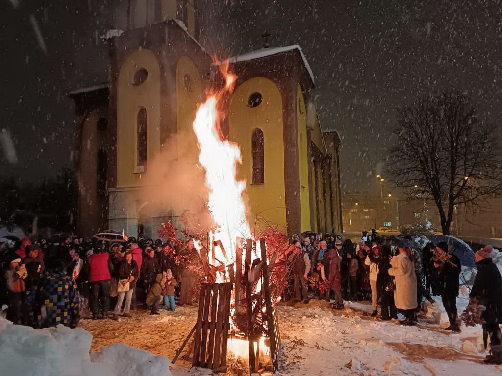 Badnjak povodom pravoslavnog Božića zapaljen i ispred crkve u Zenici