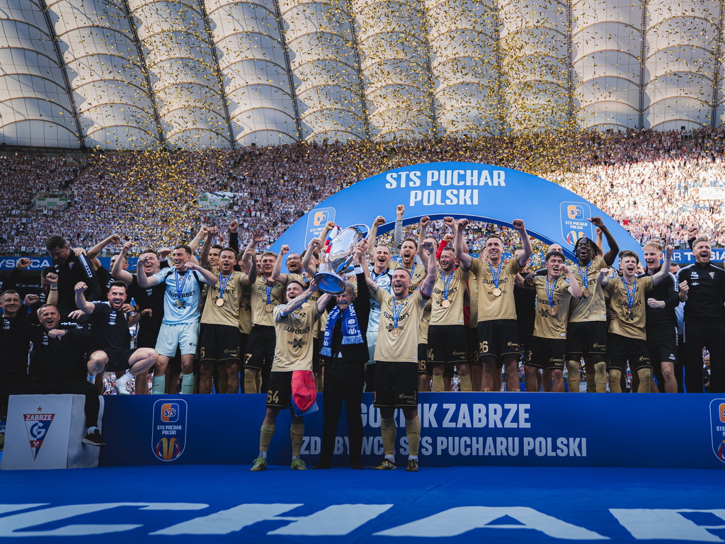 Bajka Gornika nakon 54 godine: Podolski digao trofej pred 58.000 ljudi