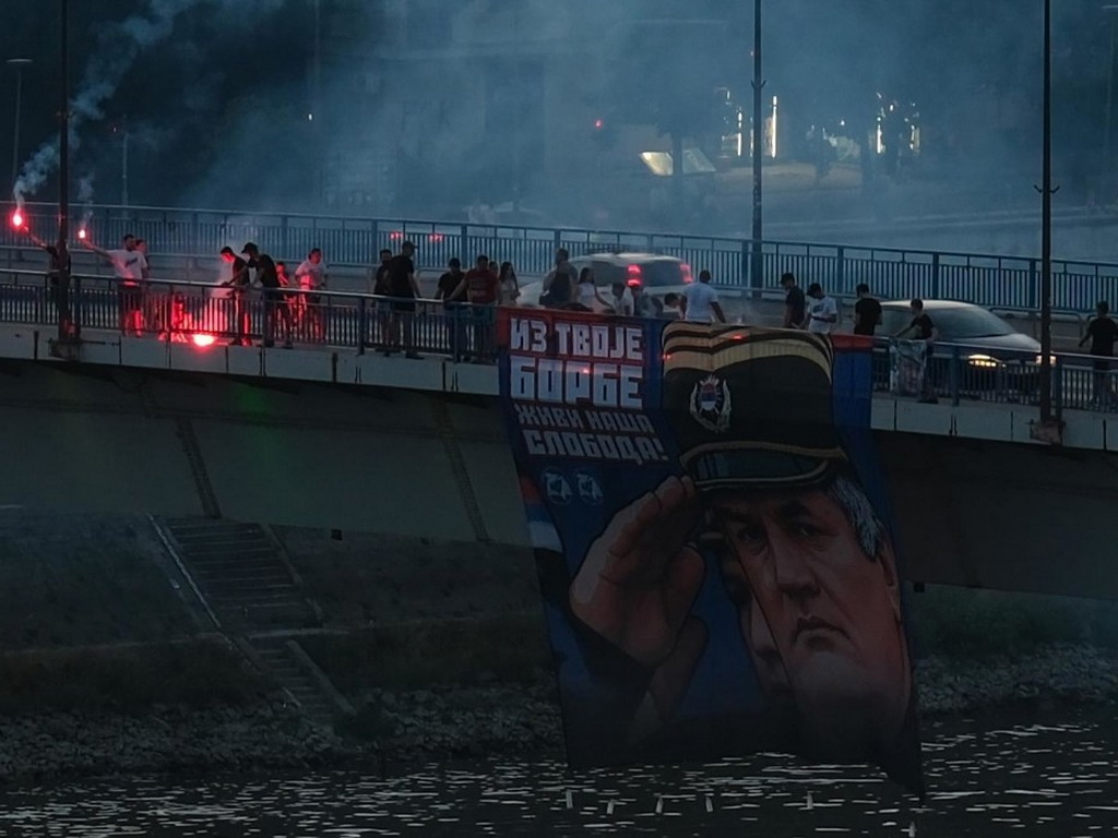 Baklje i veliki Mladićev portret na mostu u Novom Sadu