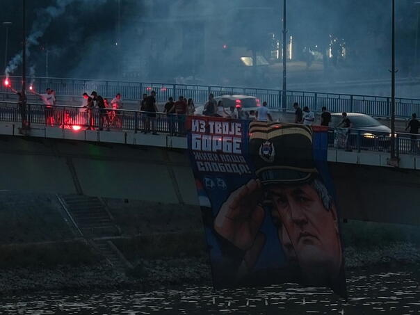 Baklje i veliki Mladićev portret na mostu u Novom Sadu