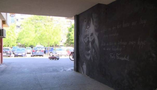 Balaševićev mural meta vandala, slovo U na glavi umjetnika