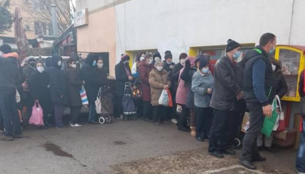Banja Luka za Badnji dan: Građani u redovima čekaju obrok