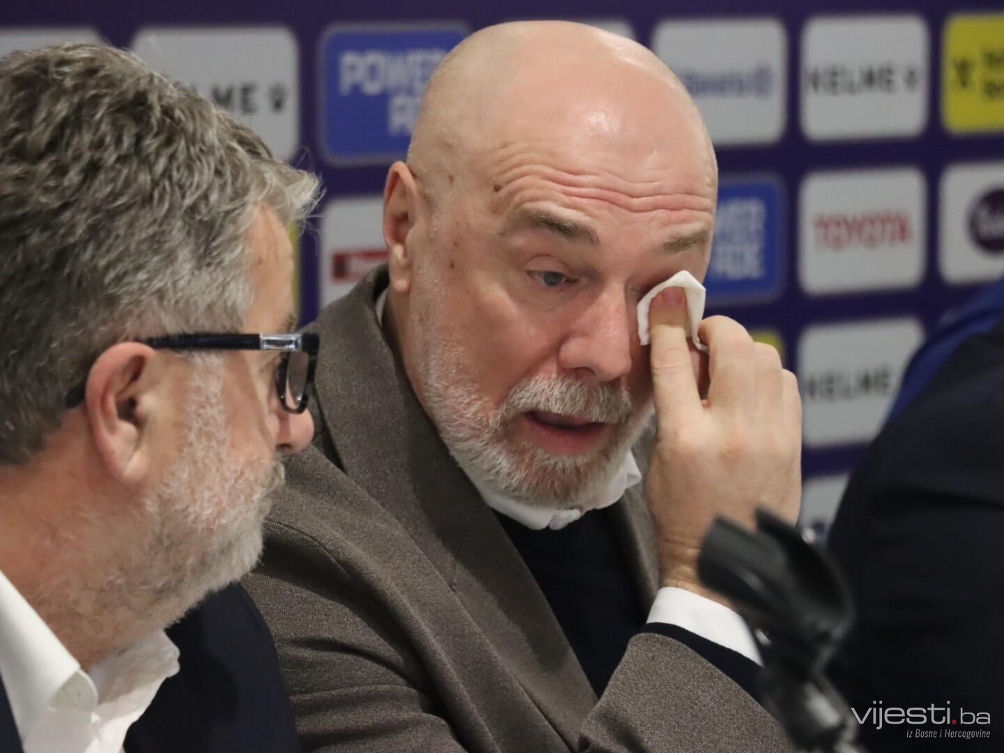 Barbarez u suzama: Kad zasvira naša himna ...