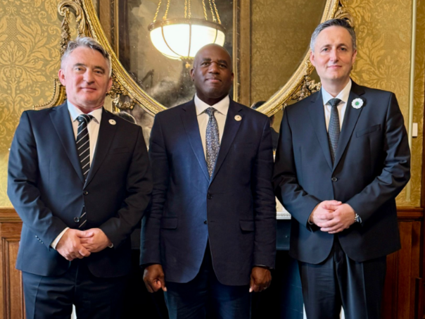 Bećirović i Komšić u Londonu s prvim čovjekom britanske diplomatije Davidom Lammyjem