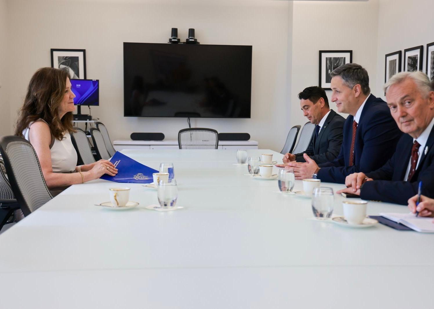 Bećirović s ambasadoricom Dorothy Camille Shea o novim prijetnjama miru u BiH