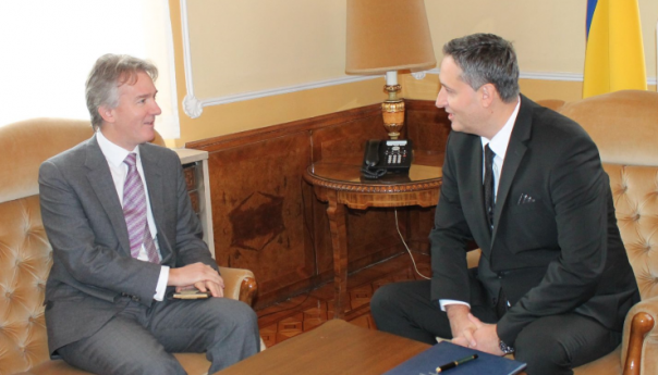 Bećirović s britanskim ambasadorom o reformskim procesima