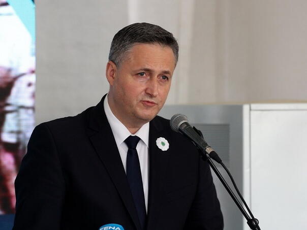 Bećirović u Kozarcu: Obaveza je čuvati istinu o zločinima u Prijedoru i tragati za nestalima