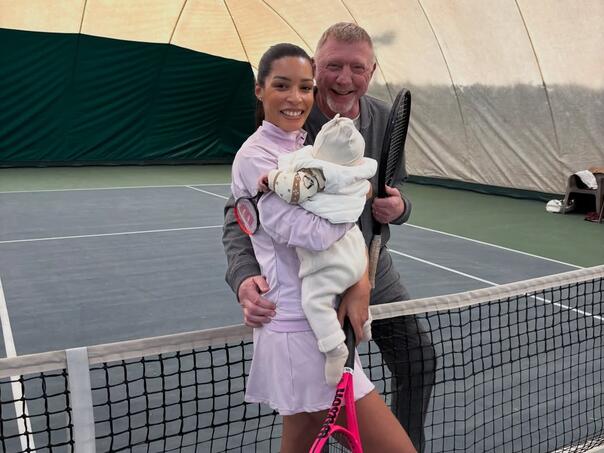 Becker s tromjesečnom bebom trenira na teniskom terenu