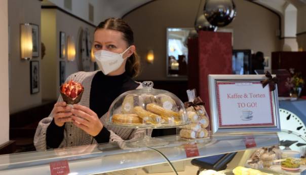 Bečki "Café Museum" prodaje kolače i testira goste na koronu