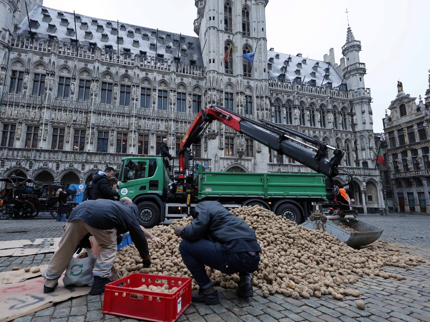 Farmer istovario tone krompira u centru Brisela, jednu vreću poklonio kralju